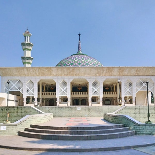 Masjid Jami' Al-Ma'wa: Jantung Ibadah di Kemambang